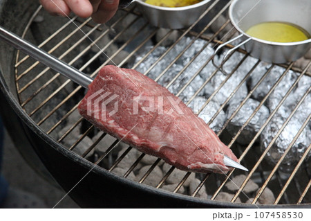 バーベキューで肉を調理 バーベキューで肉を調理 107458530