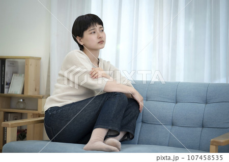 体調不良の若い女性 107458535