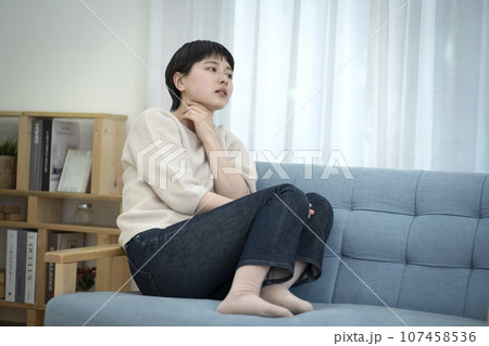 喉が痛い若い女性 体調不良 喉痛 扁桃炎 喉が痛い若い女性 体調不良 喉痛 扁桃炎 107458536
