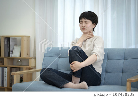 喉が痛い若い女性 体調不良 喉痛 扁桃炎 喉が痛い若い女性 体調不良 喉痛 扁桃炎 107458538