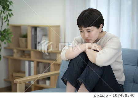 体調不良の若い女性 107458540
