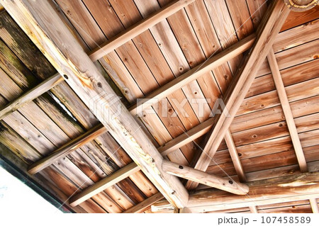 木造建築物の木造屋根 107458589