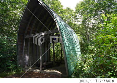 長野県 飯山市 茶屋池ハウス近くにある、ブナ林コースにある休憩舎 2023年8月27日 長野県 飯山市 茶屋池ハウス近くにある、ブナ林コースにある休憩舎 2023年8月27日 107458610