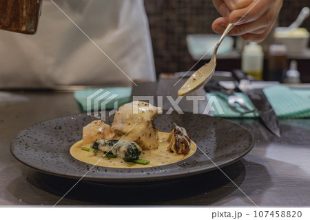 料理の仕上げ 107458820