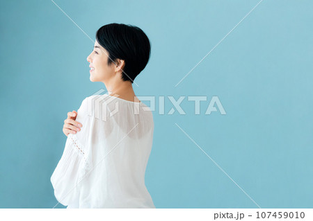 考える女性のポートレート 107459010