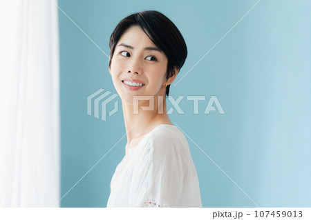 考える女性のポートレート 107459013