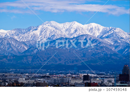 立山あおぐ特等席呉羽山展望台から見た富山市市街地と雪化粧の毛勝三山北アルプス 107459148
