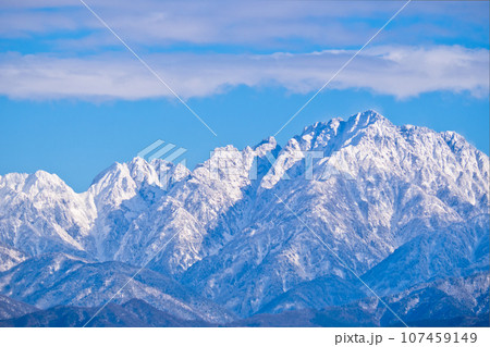 立山あおぐ特等席呉羽山展望台から見た雪化粧の剱岳北アルプス 立山あおぐ特等席呉羽山展望台から見た雪化粧の剱岳北アルプス 107459149