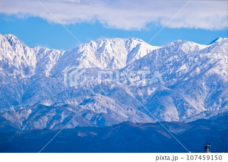 立山あおぐ特等席呉羽山展望台から見た雪化粧の剱御前、別山、奥大日岳、北アルプス 107459150