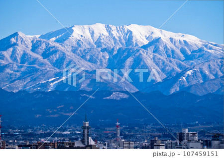 立山あおぐ特等席呉羽山展望台から見た富山市市街地と雪化粧の薬師岳北アルプス 107459151