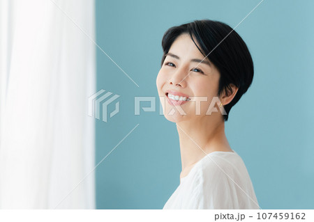 笑顔の女性ポートレート 107459162
