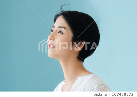 風に吹かれる女性の横顔 107459372