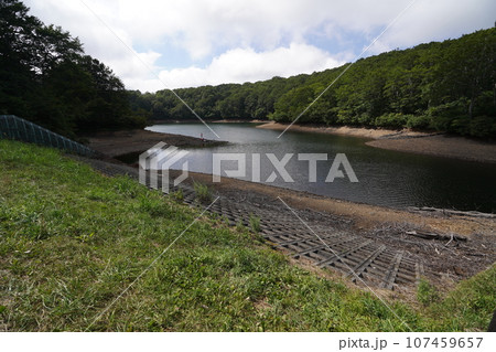 長野県　飯山市　茶屋池ハウス近くにある、池巡りコースから見た茶屋池　2023年8月27日 107459657