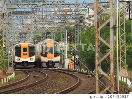 世界遺産平城宮跡内を走行する近鉄奈良線の特急電車 世界遺産平城宮跡内を走行する近鉄奈良線の特急電車 107459937