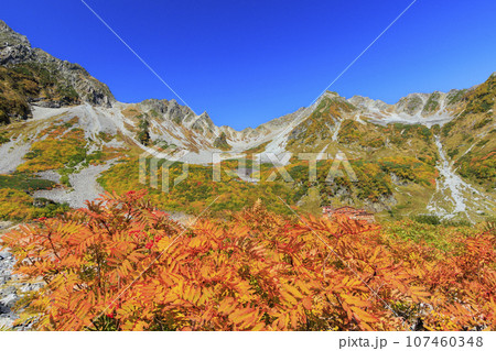 紅葉見頃な秋の涸沢カール 107460348