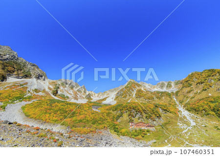 紅葉見頃な秋の涸沢カール 107460351