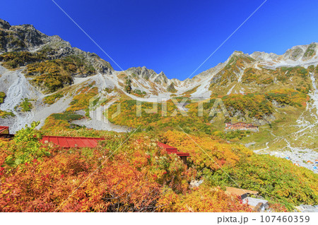 紅葉見頃な秋の涸沢カール 107460359