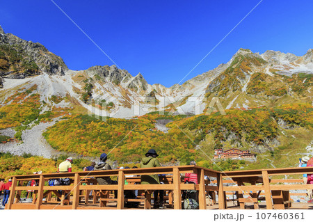 紅葉見頃な秋の涸沢カール 紅葉見頃な秋の涸沢カール 107460361