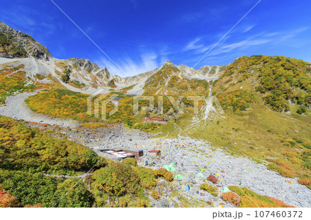 紅葉見頃な秋の涸沢カール 107460372
