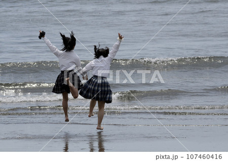 海岸の女子高生 海岸の女子高生 107460416