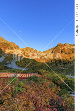 紅葉見頃な秋の涸沢カール 早朝のモルゲンロート 紅葉見頃な秋の涸沢カール 早朝のモルゲンロート 107460544