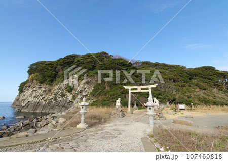 越前海岸　雄島の大湊神社入口 107460818
