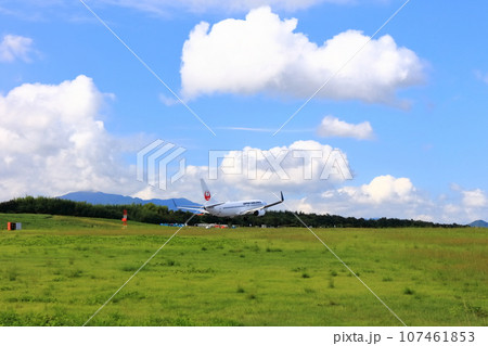 【香川県】離着陸する旅客機、ジェット機（高松空港） 107461853