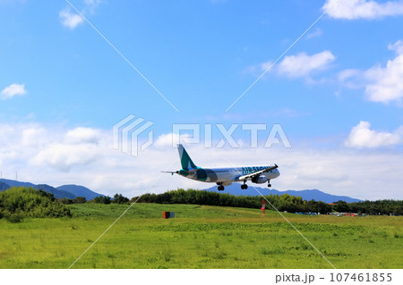 【香川県】離着陸する旅客機、ジェット機(高松空港) 【香川県】離着陸する旅客機、ジェット機(高松空港) 107461855