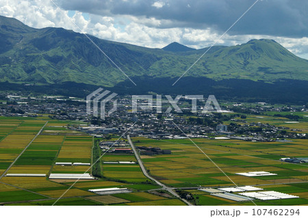 阿蘇市「城山展望所」の眺望　阿蘇五岳とパッチワークのような田園風景 107462294