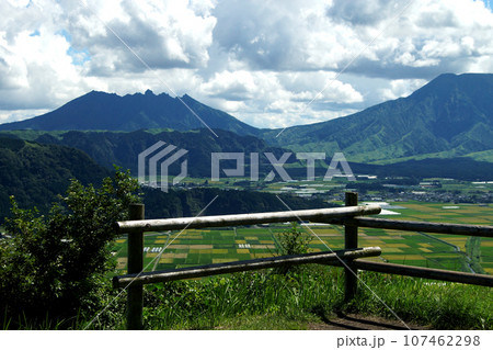 阿蘇市「城山展望所」の眺望　阿蘇五岳とパッチワークのような田園風景 107462298