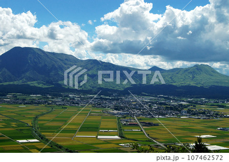 阿蘇市「城山展望所」の眺望 阿蘇五岳とパッチワークのような田園風景 阿蘇市「城山展望所」の眺望 阿蘇五岳とパッチワークのような田園風景 107462572