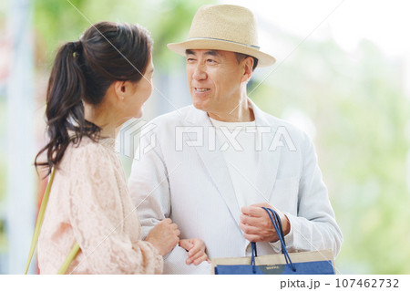 休日のシニア夫婦 107462732