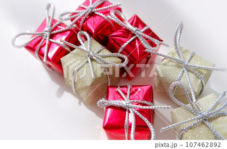 たくさんのギフトボックス 107462892