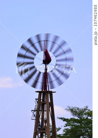青空に映える風車 107462988