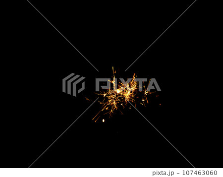 黒い背景に線香花火が燃える 107463060