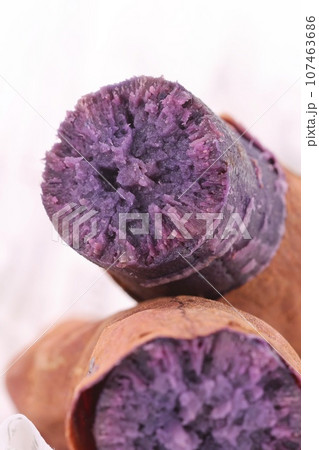 紫色の焼き芋　しふく　紫福　アントシアニン　明るい背景 107463686