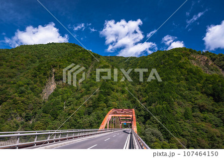 秋晴れのの前川渡大橋 107464150