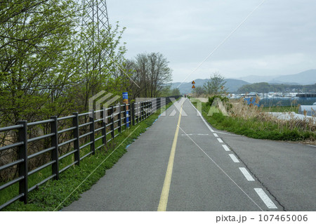Bicycle path along Yeongsangang River 107465006