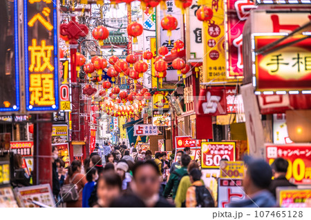 日本の横浜都市景観 脱マスクへ…4月。賑わう横浜中華街・日差しに映える市場通り。マ妄想からの解放へ… 107465128
