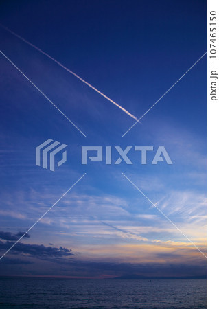 秋の湘南の夕暮れ 自然風景 秋の湘南の夕暮れ 自然風景 107465150