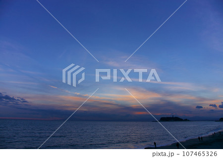 秋の湘南の夕暮れ　自然風景 107465326