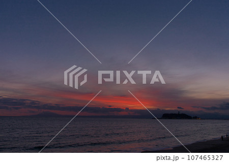 秋の湘南の夕暮れ 自然風景 秋の湘南の夕暮れ 自然風景 107465327