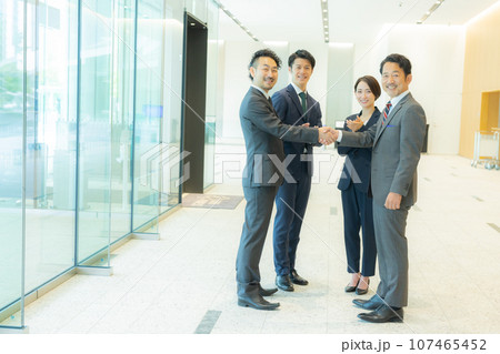 ビジネスシーン 握手 ビジネスシーン 握手 107465452