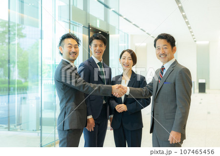 ビジネスシーン　握手 107465456