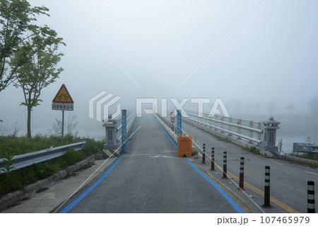 Bicycle path along the Seomjingang River 107465979