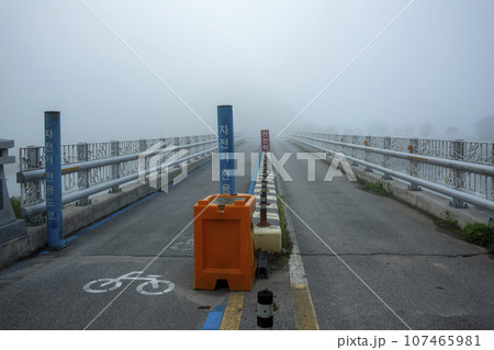 Bicycle path along the Seomjingang River 107465981