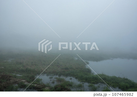 Bicycle path along the Seomjingang River 107465982