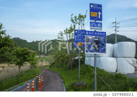 Bicycle path along the Seomjingang River 107466021