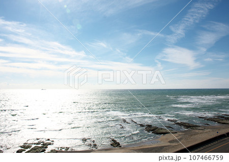 太陽光を反射する太平洋の海 太陽光を反射する太平洋の海 107466759