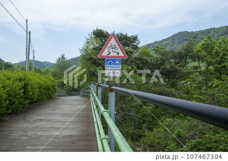 Bicycle path along the Seomjingang River 107467304